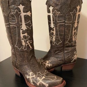 Womens leather cowboy boots never worn excellent shape.